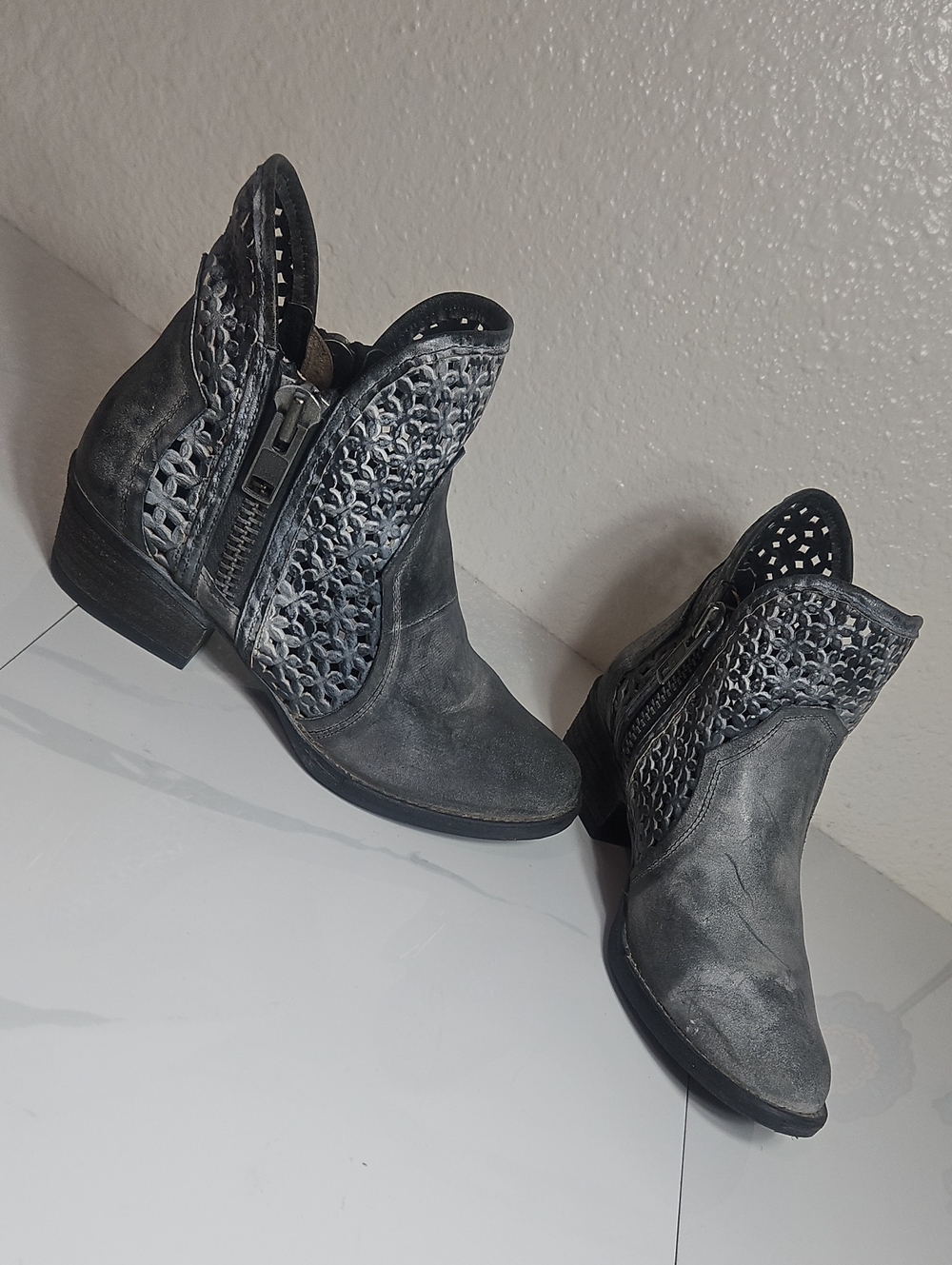 NWOT Circle G by Corral Cutout Leather Ankle Boots Gray 6.5